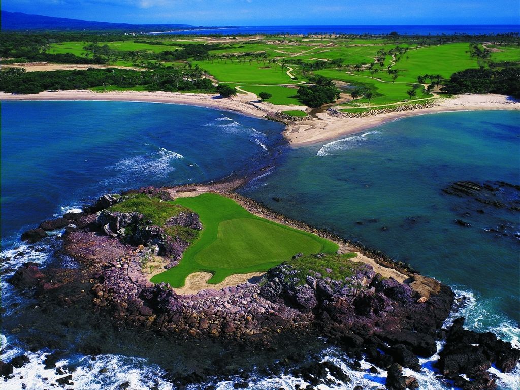 Championship golf course on the Punta Mita coast